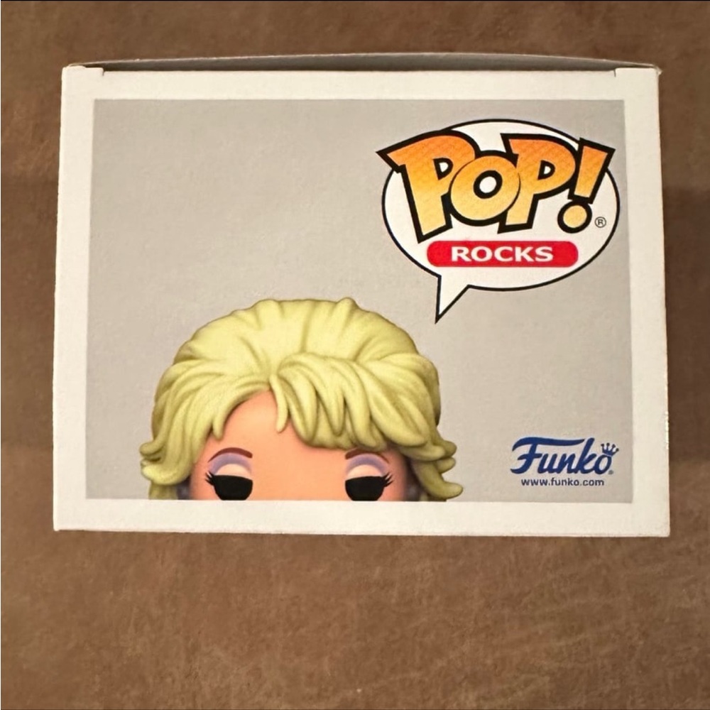 Dolly Parton Exclusive Funko Pop - Picture 5 of 7